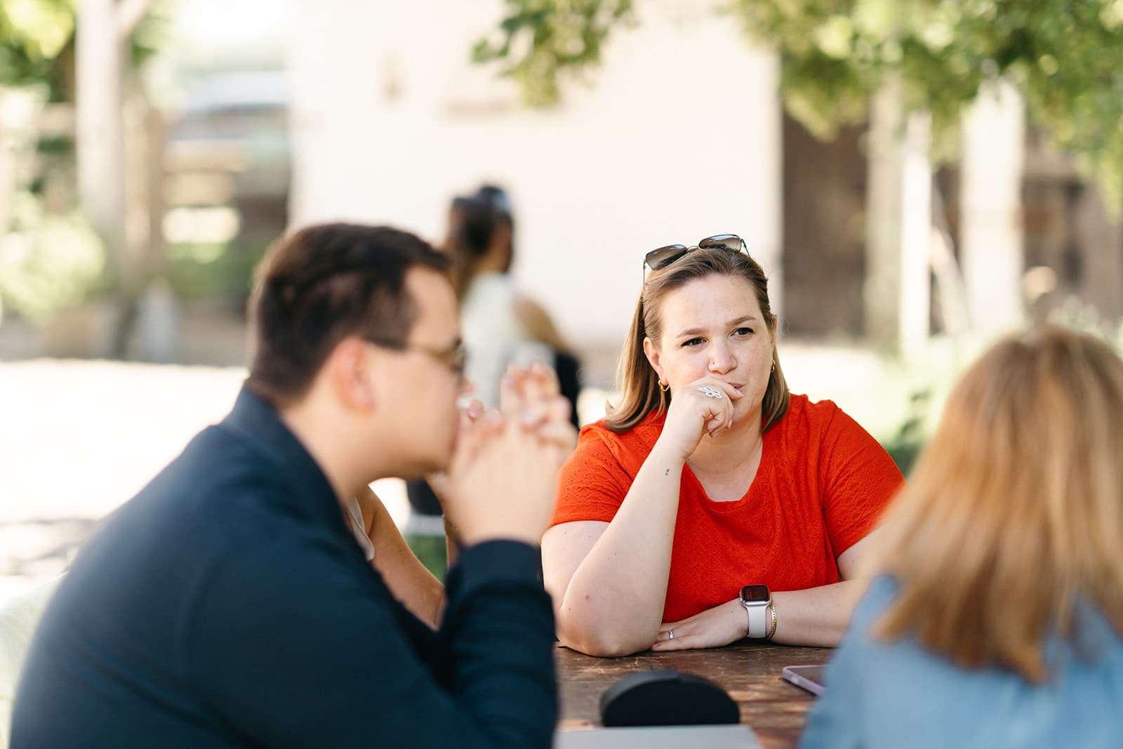 Een gesprek aan tafel bij een klant van Puur HR