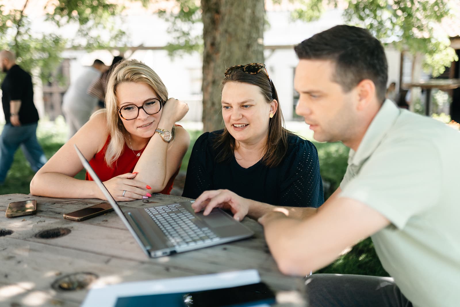 Collega's die samen het loon- en HR-beleid doornemen